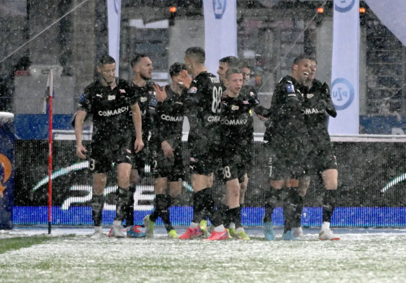 Zimowa aura w Mielcu sprzyjała Cracovii. "Pasy" przerwały złą serię [WIDEO]