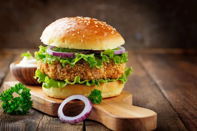 Uwaga na hamburgery drobiowe tej FIRMY. GIS wykrył bakterie salmonelli