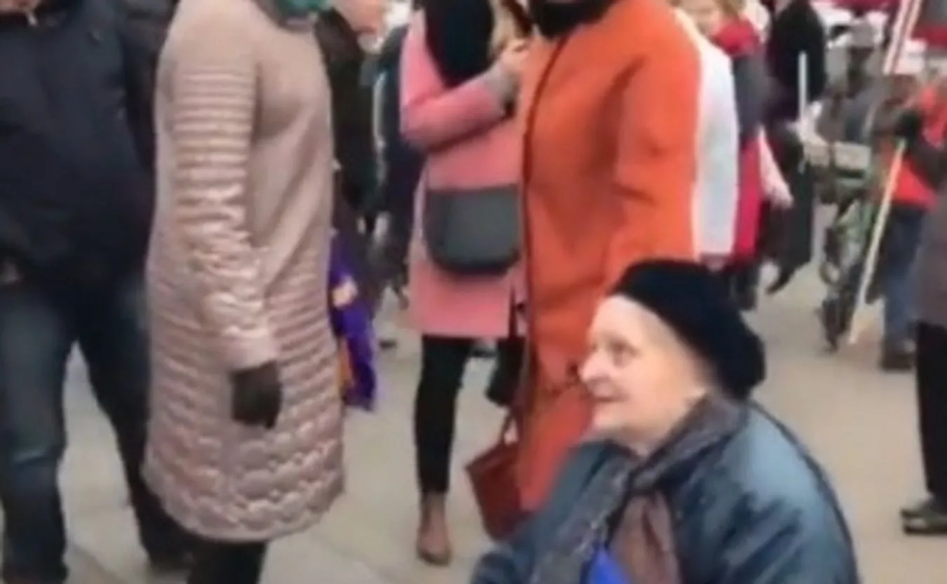 Koszmar! 77-letnia Jelena Osipowa wyzywana i atakowana na ulicy za plakaty antywojenne