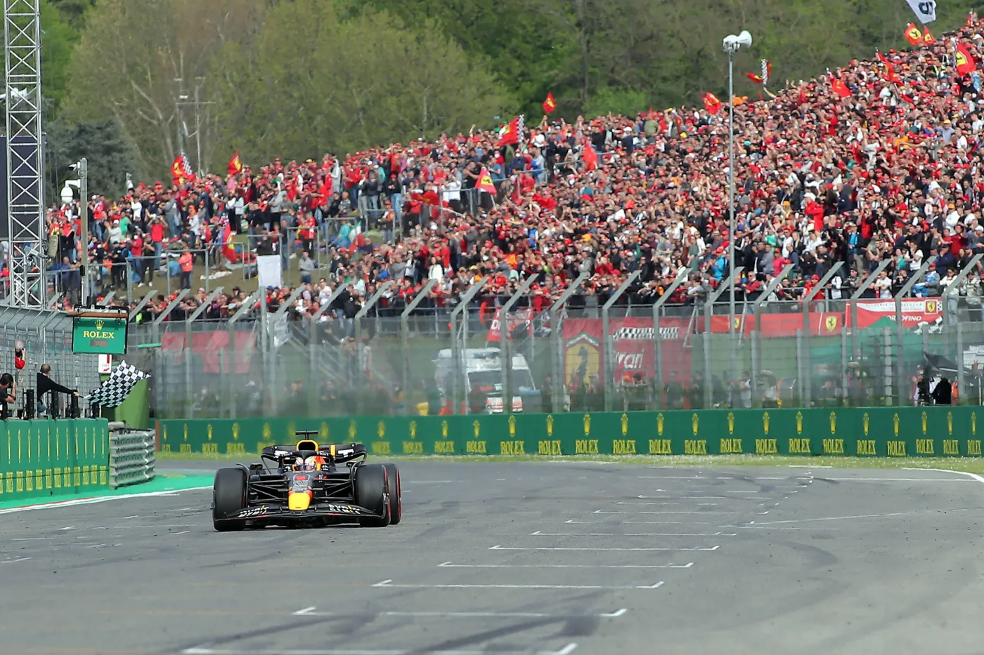 Verstappen najszybszy na Imoli. Leclerc wypadł z toru