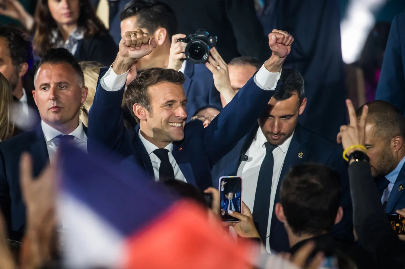 "Le Monde": Zwycięstwo Macrona naznaczone historycznym wynikiem skrajnej prawicy