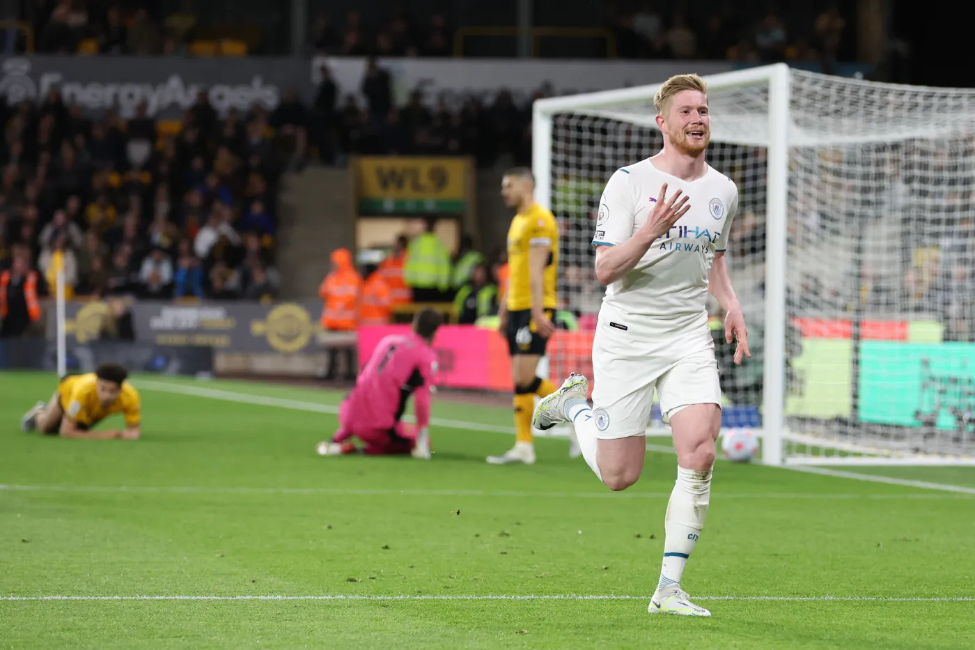 Cztery gole De Bruyne. Manchester City zatańczył z "Wilkami"
