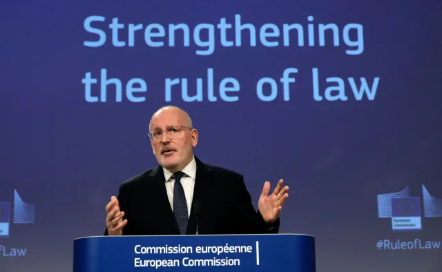 Tym krajom nie grozi odcięcie od gazu. Timmermans: Kreml woli trzymać "dużych chłopców" po swojej stronie