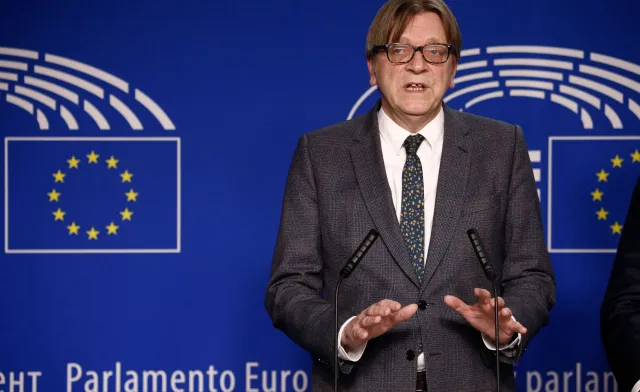 Verhofstadt wraz z grupą europosłów chcą odwołania von der Leyen. W tle KPO