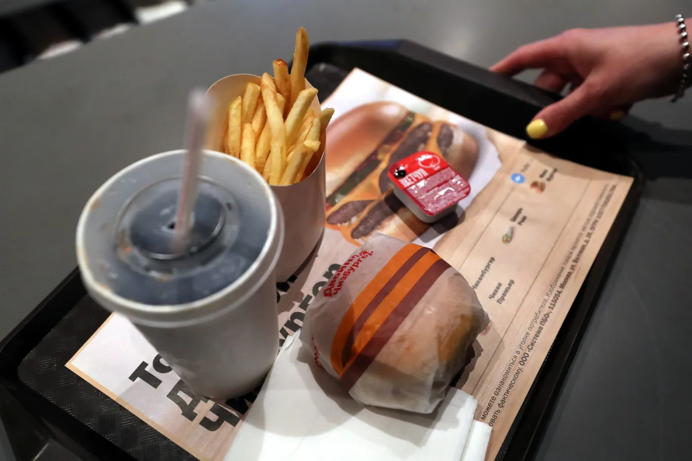 "Pysznie i kropka". Następca McDonaldsa w Rosji rozpoczął działalność
