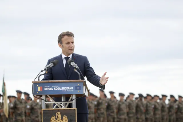 Macron: Zełenski będzie musiał negocjować z Putinem. A my będziemy przy tym stole