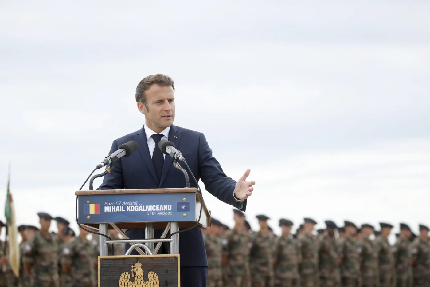 Macron: Zełenski będzie musiał negocjować z Putinem. A my będziemy przy tym stole