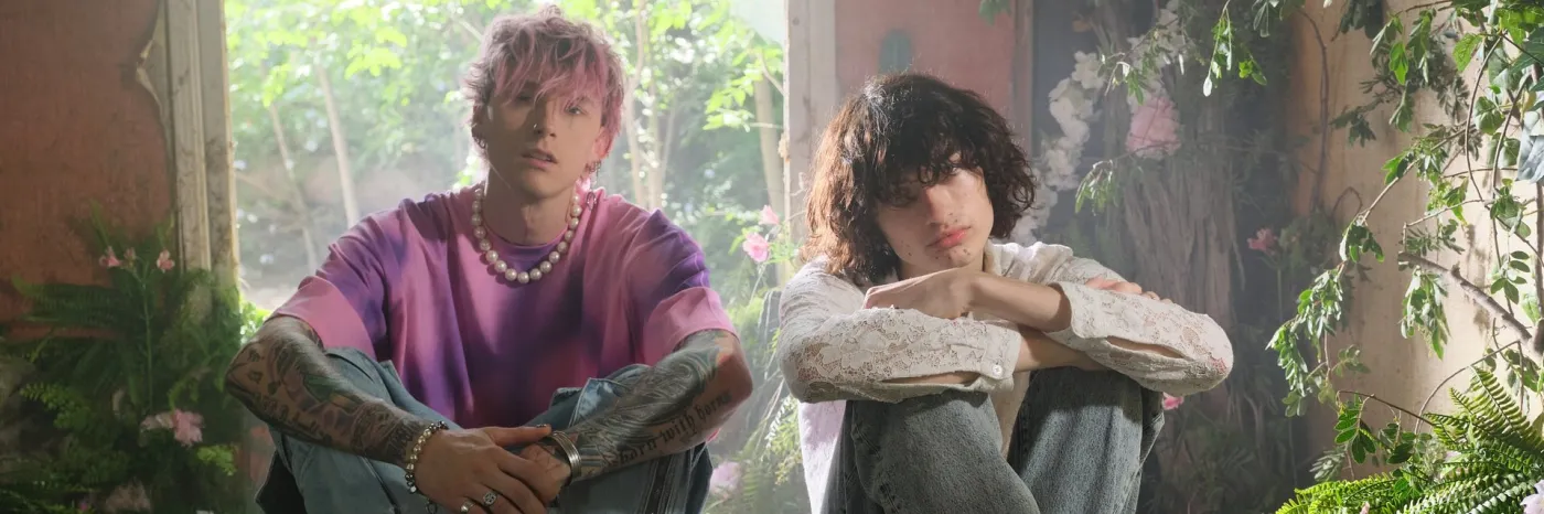 Machine Gun Kelly i glaive w utworze "more than life"