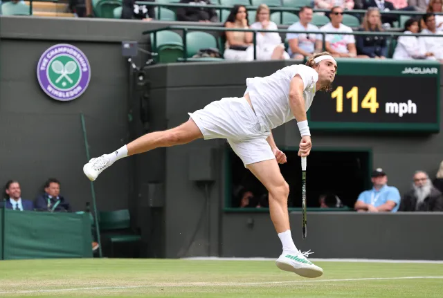 Kyrgios ukarany za używanie niecenzuralnych słów, Tsitsipas za niesportowe zachowanie