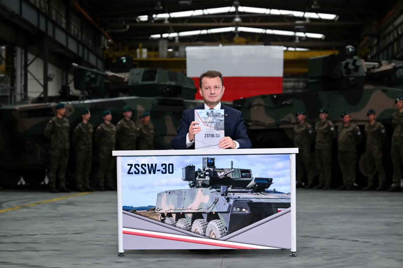 Szef MON zatwierdził umowę na bezzałogowe wieże dla transporterów Rosomak