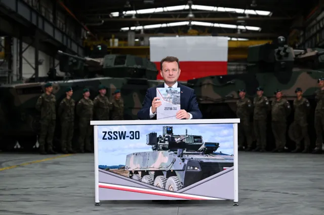 Szef MON zatwierdził umowę na bezzałogowe wieże dla transporterów Rosomak