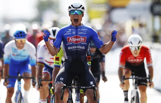 Philipsen był przekonany, że... wygrał 4. etap TdF i uniósł triumfalnie ręce