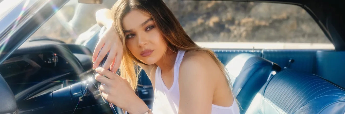 Hailee Steinfeld i Anderson .Paak w singlu "Coast"