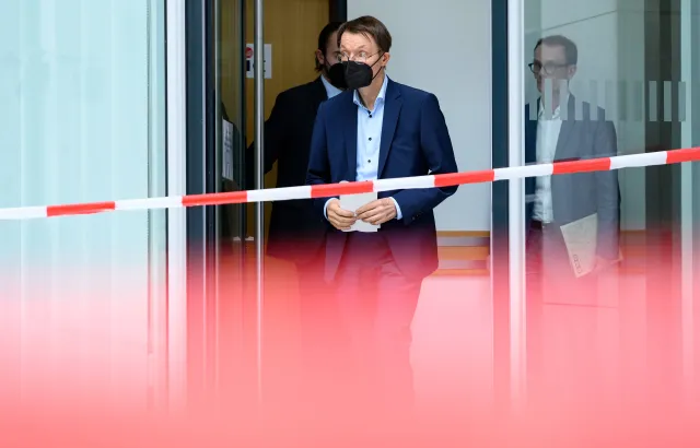 "Poufne negocjacje" ws. Covid-19. Minister zdrowia Niemiec przestrzega przed "katastrofą"