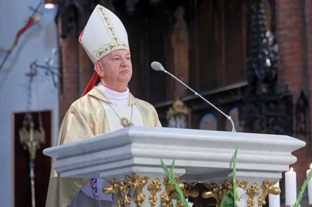 Abp Guzdek przeprasza za księdza Dębskiego. "Najbardziej bolesne były słowa poniżające godność kobiety"