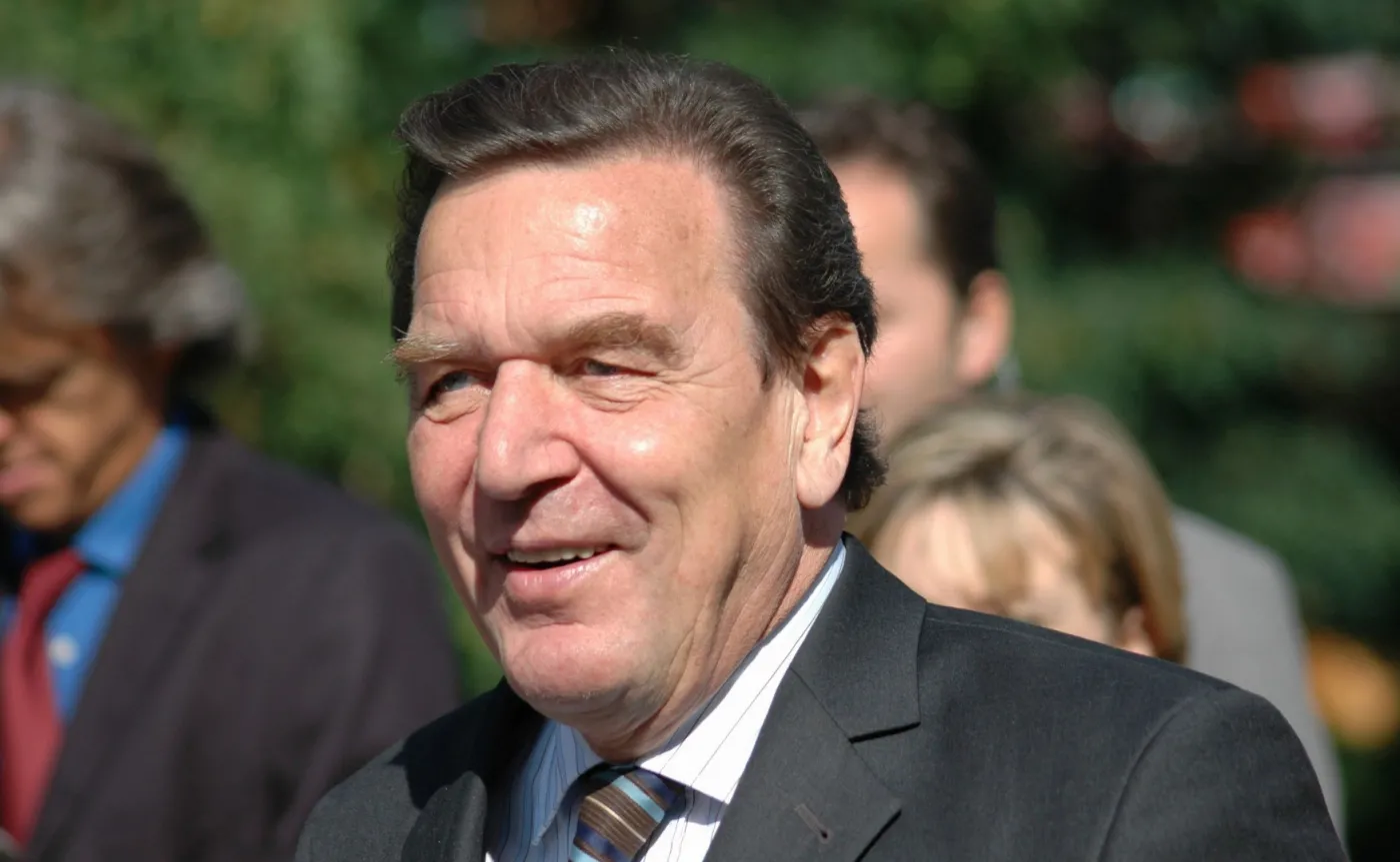 Schroeder spędza urlop w Moskwie. Przyjaciel Putina mówi, że "to piękne miasto"