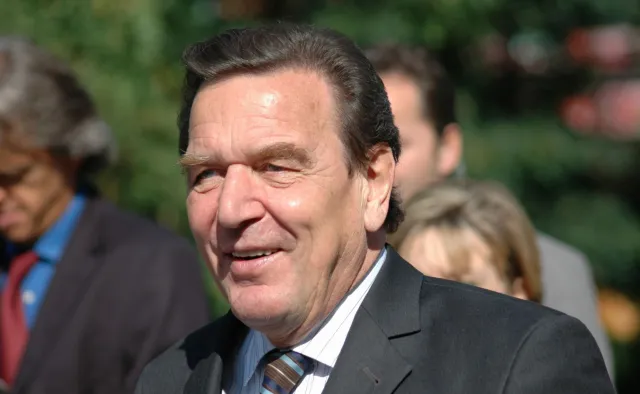 Schroeder spędza urlop w Moskwie. Przyjaciel Putina mówi, że "to piękne miasto"