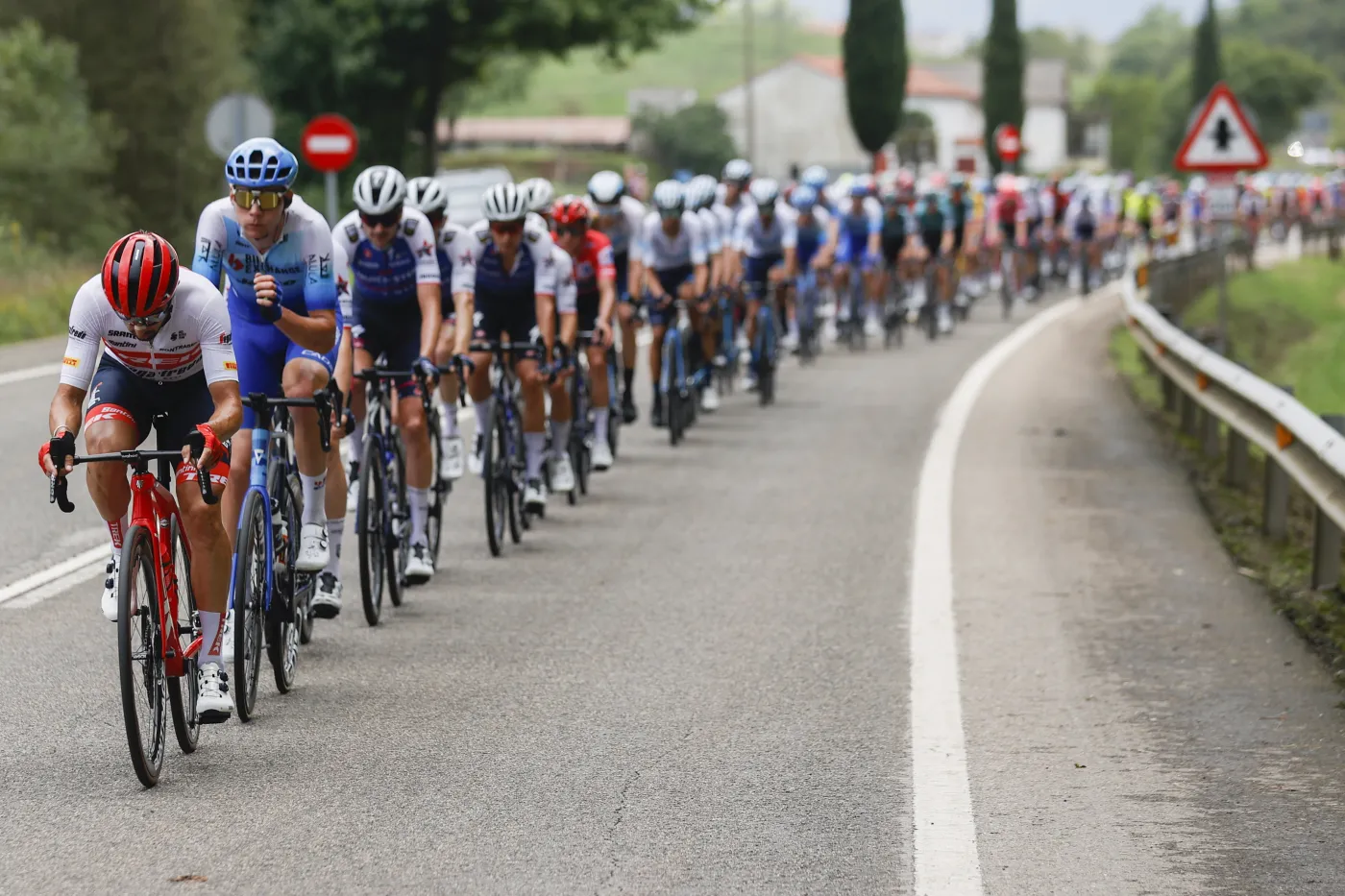 Dwóch kolarzy wycofanych z Vuelta a Espana z powodu COVID-19