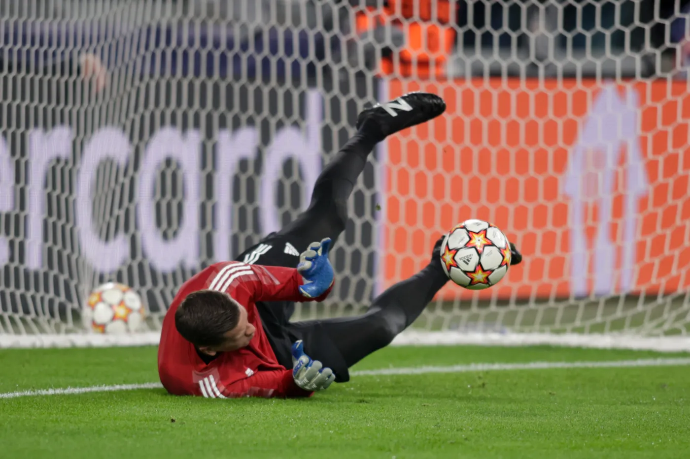 Wojciech Szczęsny zniesiony na noszach. Polak zwijał się z bólu [WIDEO]