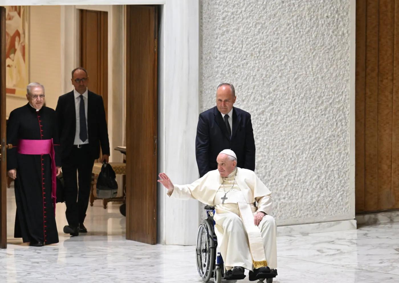 "Papież bardzo cierpi". Kard. Nycz zdecydowanie komentuje "sugestie" dotyczące rezygnacji
