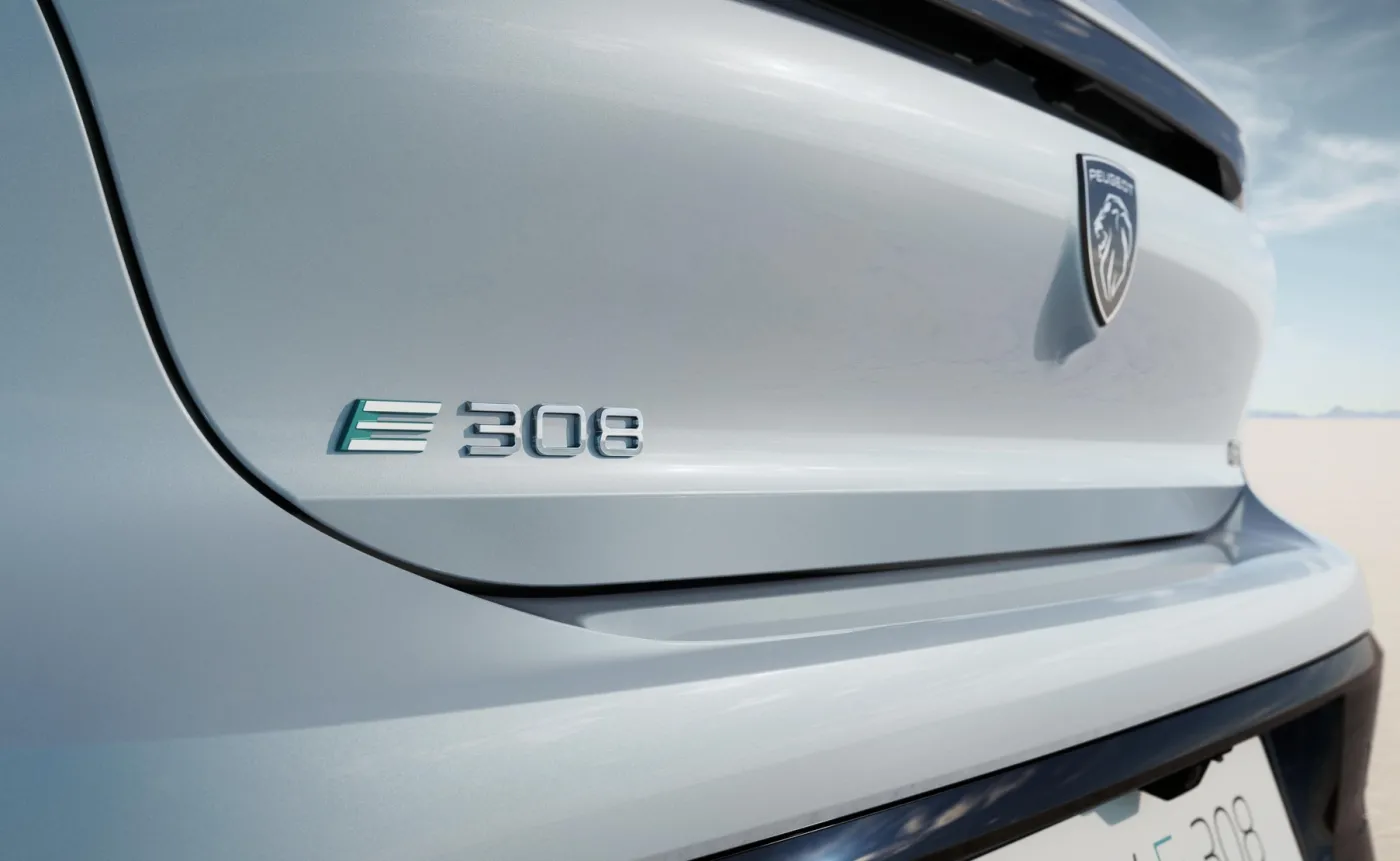 Peugeot e-308 i e-308 SW ujawnione. Francuzi mają sposób na wysokie ceny prądu