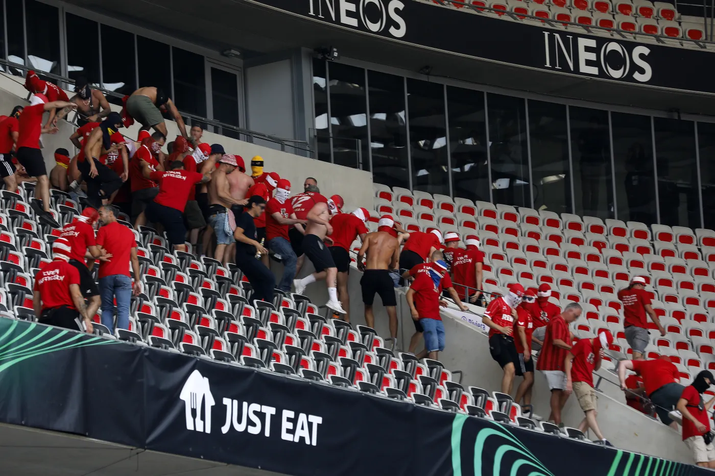 Zamieszki przed meczem Ligi Konferencji. Chuligani Nice i FC Koeln bili się na stadionie
