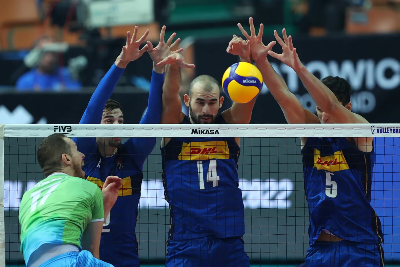 Włosi Simone Giannelli (2L), Gianluca Galassi (C) i Alessandro Michieletto (P) oraz Tine Urnaut (L) ze Słowenii podczas meczu półfinałowego mistrzostw świata siatkarzy w Katowicach