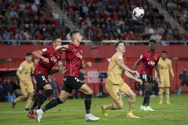 Co on zrobił! Lewandowski "nawinął" obrońcę i... [WIDEO]