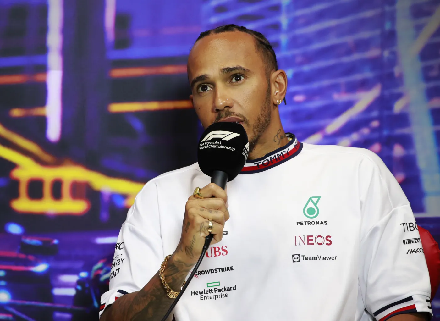 Mercedes ukarany za... kolczyk w nosie Lewisa Hamiltona