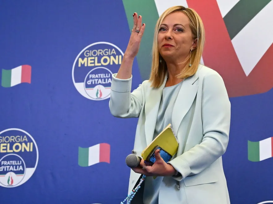 O takie buty trzeba dbać! Giorgia Meloni "na wejściu" zaliczyła stylową wpadkę. FOTO