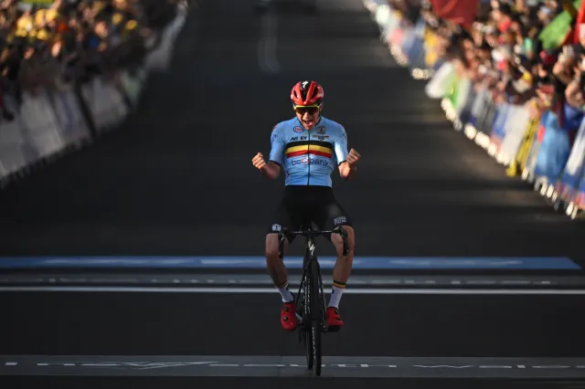 Remco Evenepoel witany na lotnisku przez Belgów jak bohater