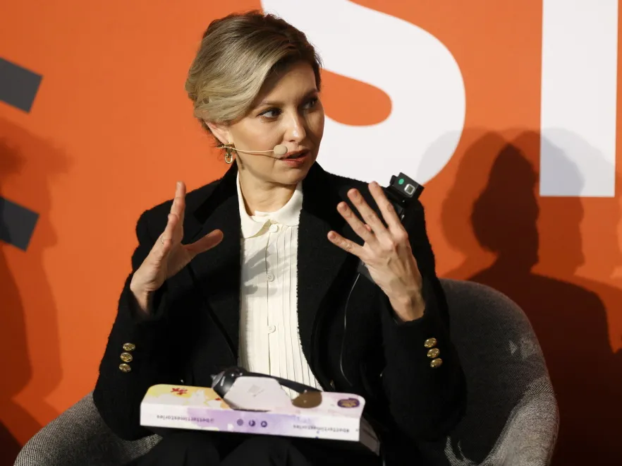 Boucle, złoto i natura. Doskonały look Ołeny Zełenskiej na targach książki we Frankfurcie. FOTO