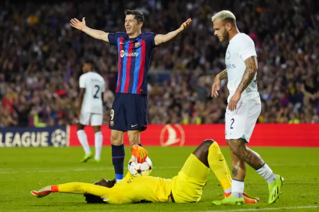 Lewandowski nie zwiódł. Pique, Busquets, Alba - "święte krowy" w Barcelonie