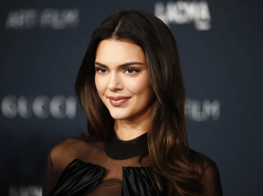 "Tak się powinno nosić prześwity". Kendall Jenner wywołała zachwyt ultraseksowną stylizacją. FOTO