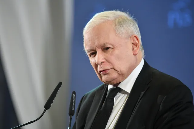 Dlaczego w sondażach PO zwycięża z PiS? Kaczyński obwinia TVN