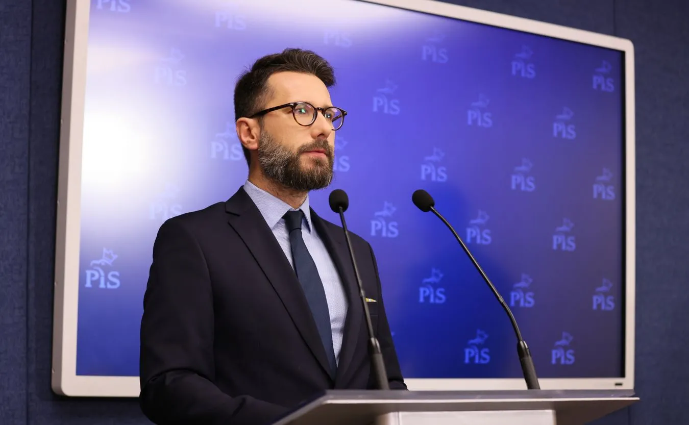 Rzecznik PiS o eksplozji w Przewodowie: Póki fakty nie zostaną ustalone...