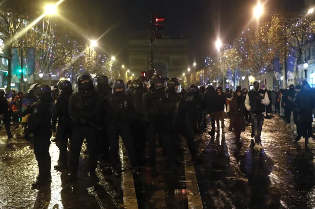 Masa aresztowań we Francji po finale MŚ. Zamieszki na Polach Elizejskich