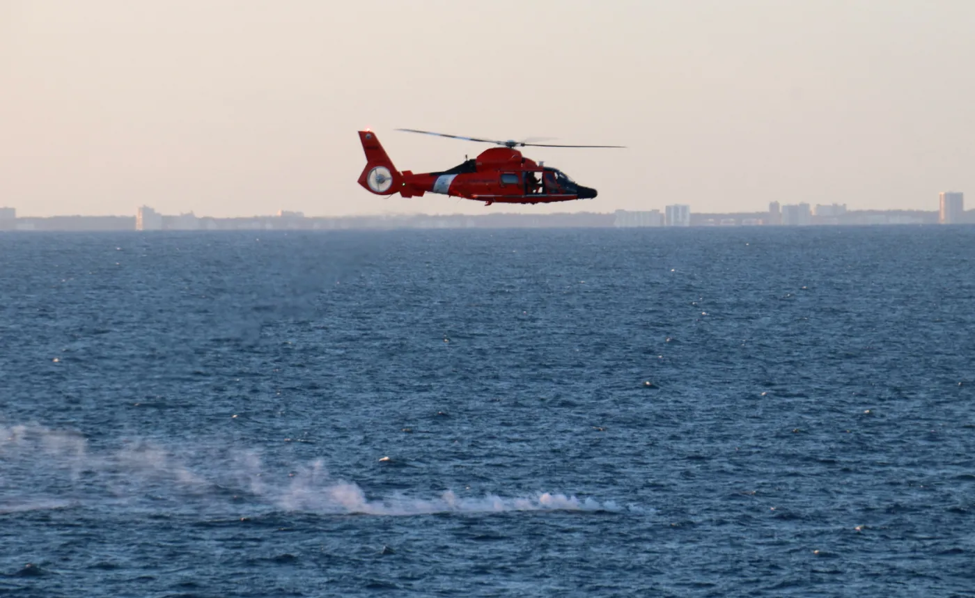 Karolina Południowa, 4 lutego 2023 r. Helikopter Straży Przybrzeżnej USA lecący nad polem szczątków podczas akcji ratunkowej balonu obserwacyjnego
