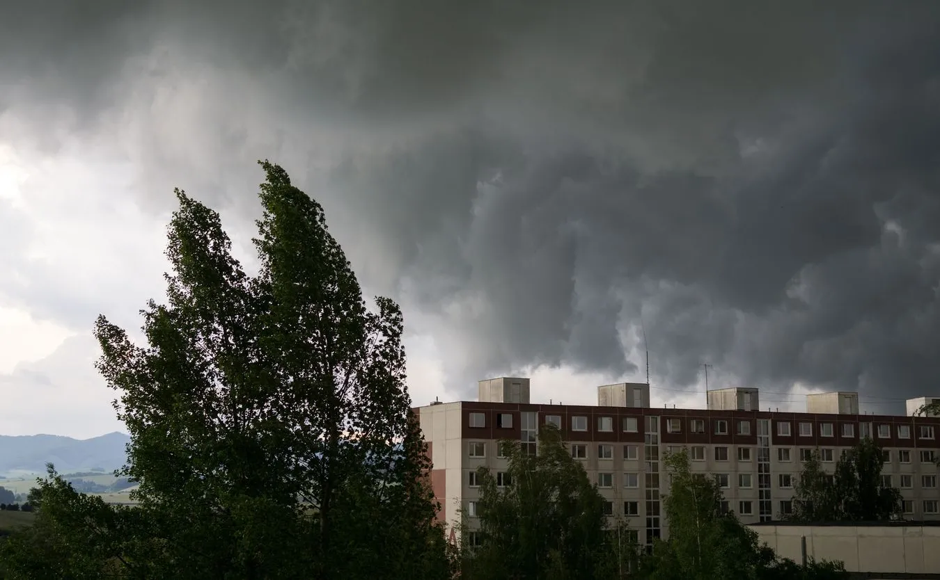 Nad Polskę nadciągają wichury. IMGW wydało OSTRZEŻENIA