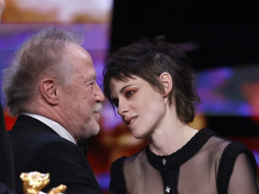 Okazja nie byle jaka, a stanika brak. Kristen Stewart w naked dress  na zakończeniu Festiwalu filmowego w Berlinie [FOTO]