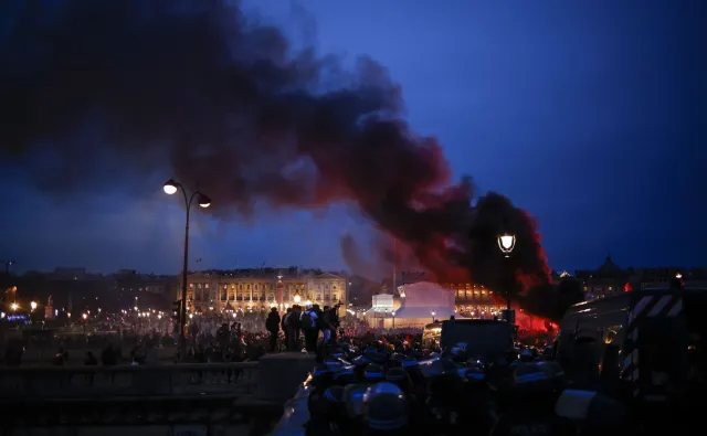 Gorąco w Paryżu. Policja użyła gazu łzawiącego, by rozpędzić protestujących