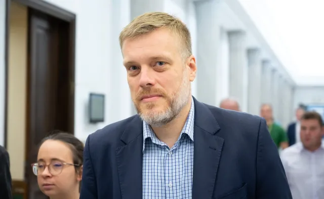 Tusk mówił o powrocie do "liberalnego ducha". Zandberg mu odpowiedział