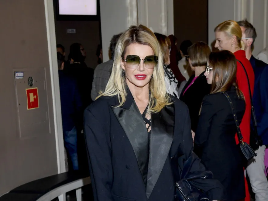 Drapieżna kocica w czerni: Joanna Racewicz nie do poznania na premierze teatralnej [FOTO]