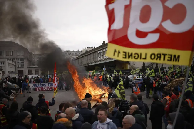We Francji wrze. Starcia na uczelniach, brak paliwa i odwołane loty