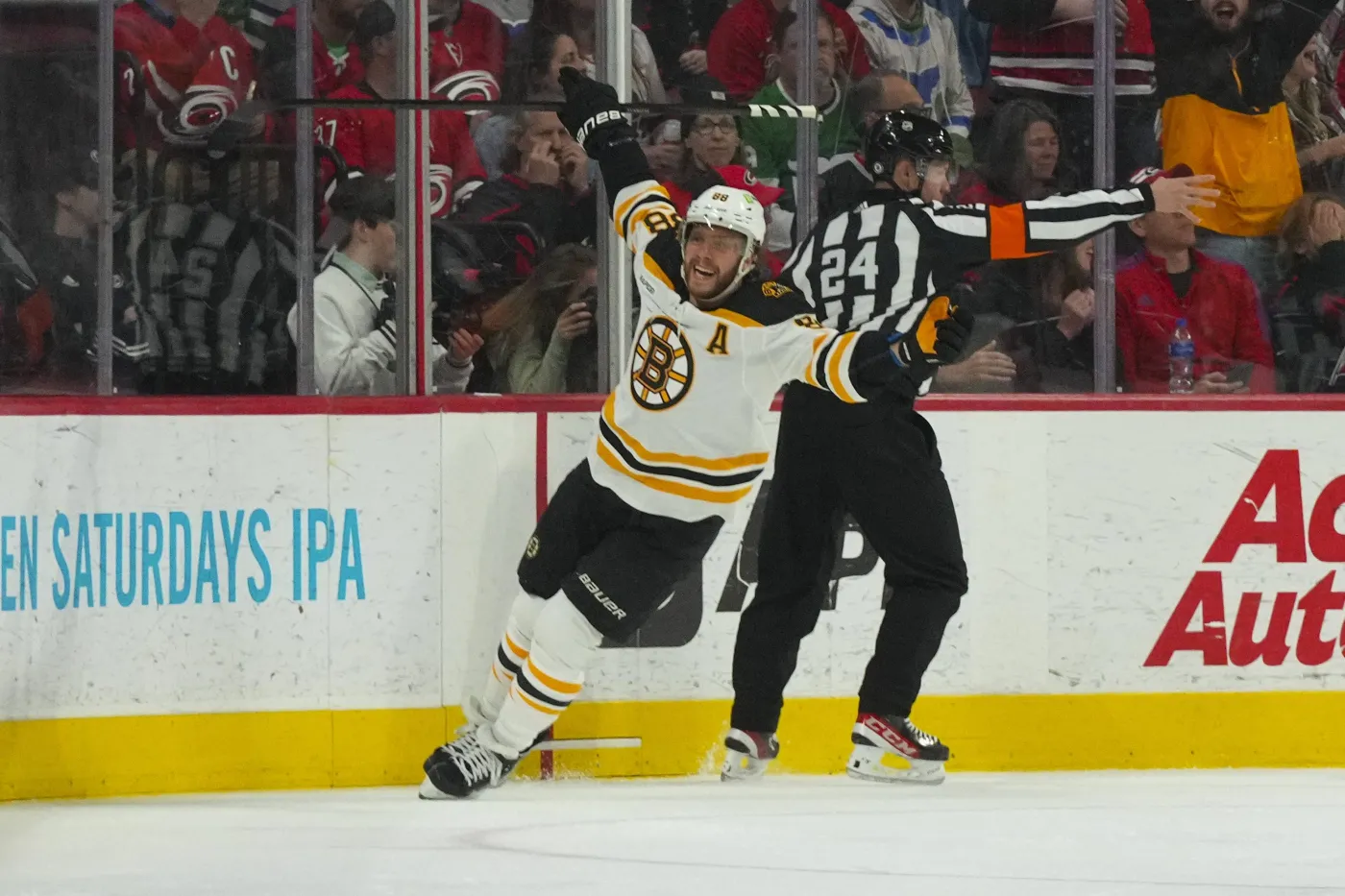 Hat-trick Davida Pastrnaka. Boston Bruins pobili rekord zwycięstw