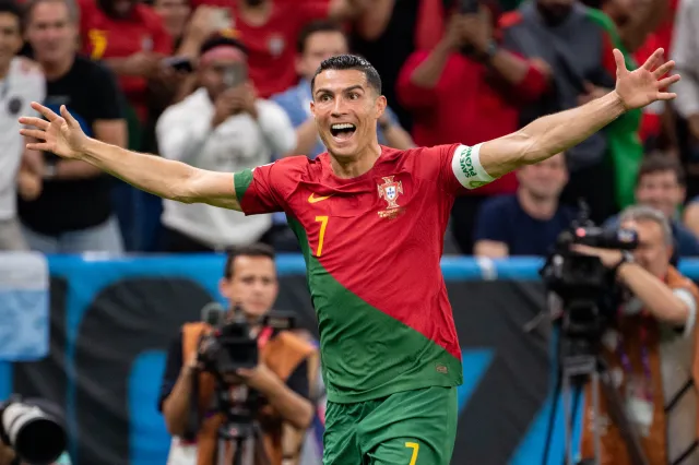 Ronaldo, Messi i Mbappe na czele rankingu "Forbesa". Piłkarze najlepiej opłacanymi sportowcami