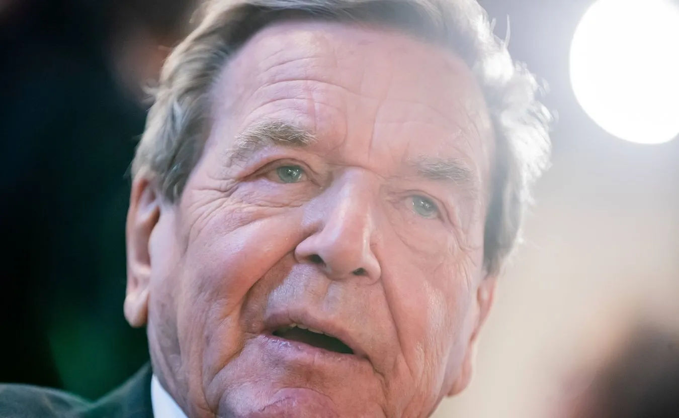 Gerhard Schroeder w rosyjskiej ambasadzie. Świętował wśród popleczników Putina...