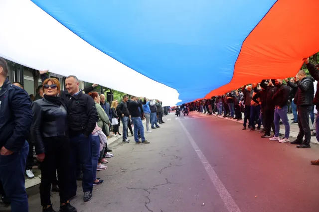 Protesty w Kosowie eskalują. Tłum rozwinął serbską flagę o długości 300 metrów