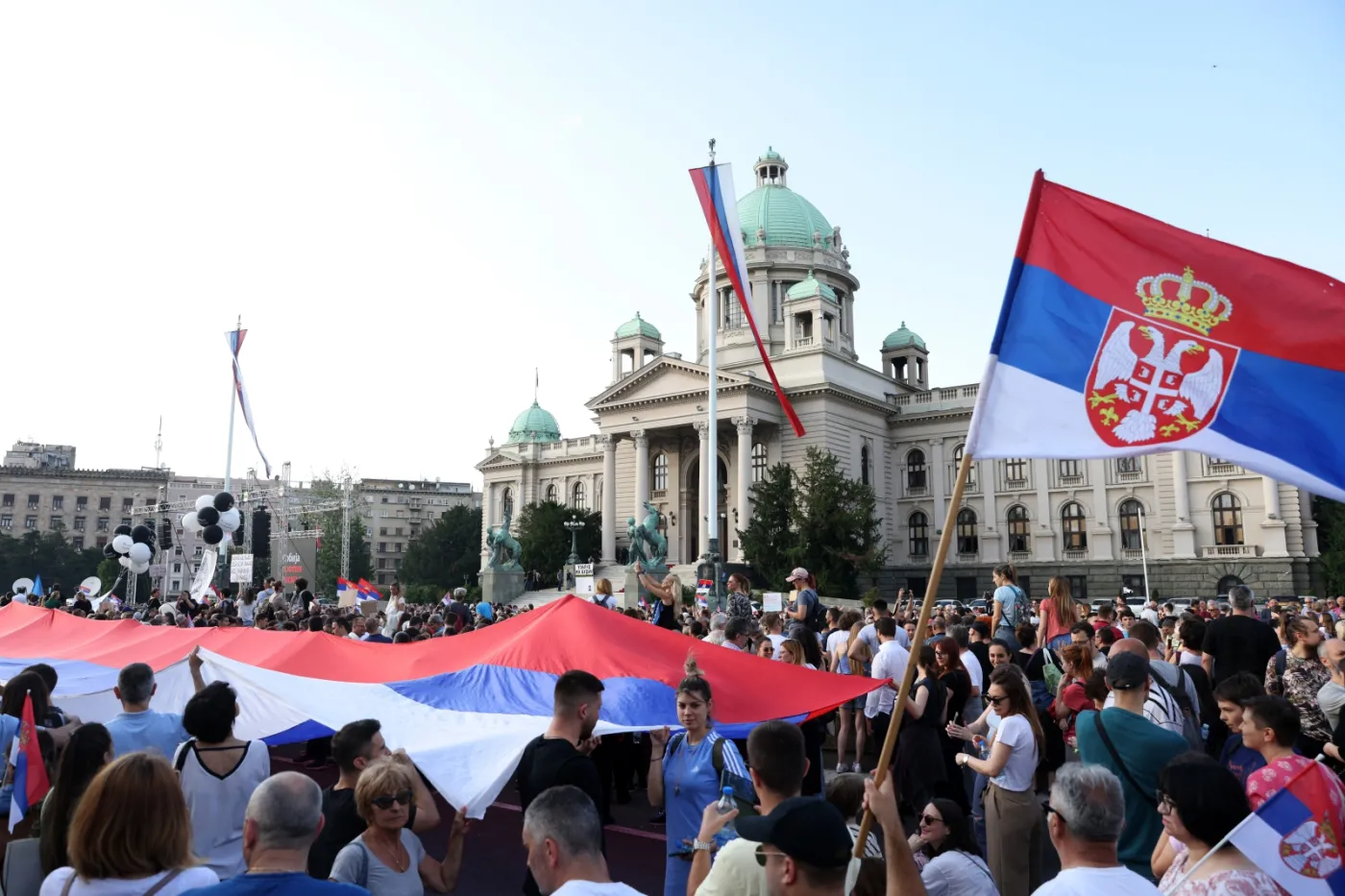 Protesty w Serbii eskalują. Okrążono siedzibę rządu