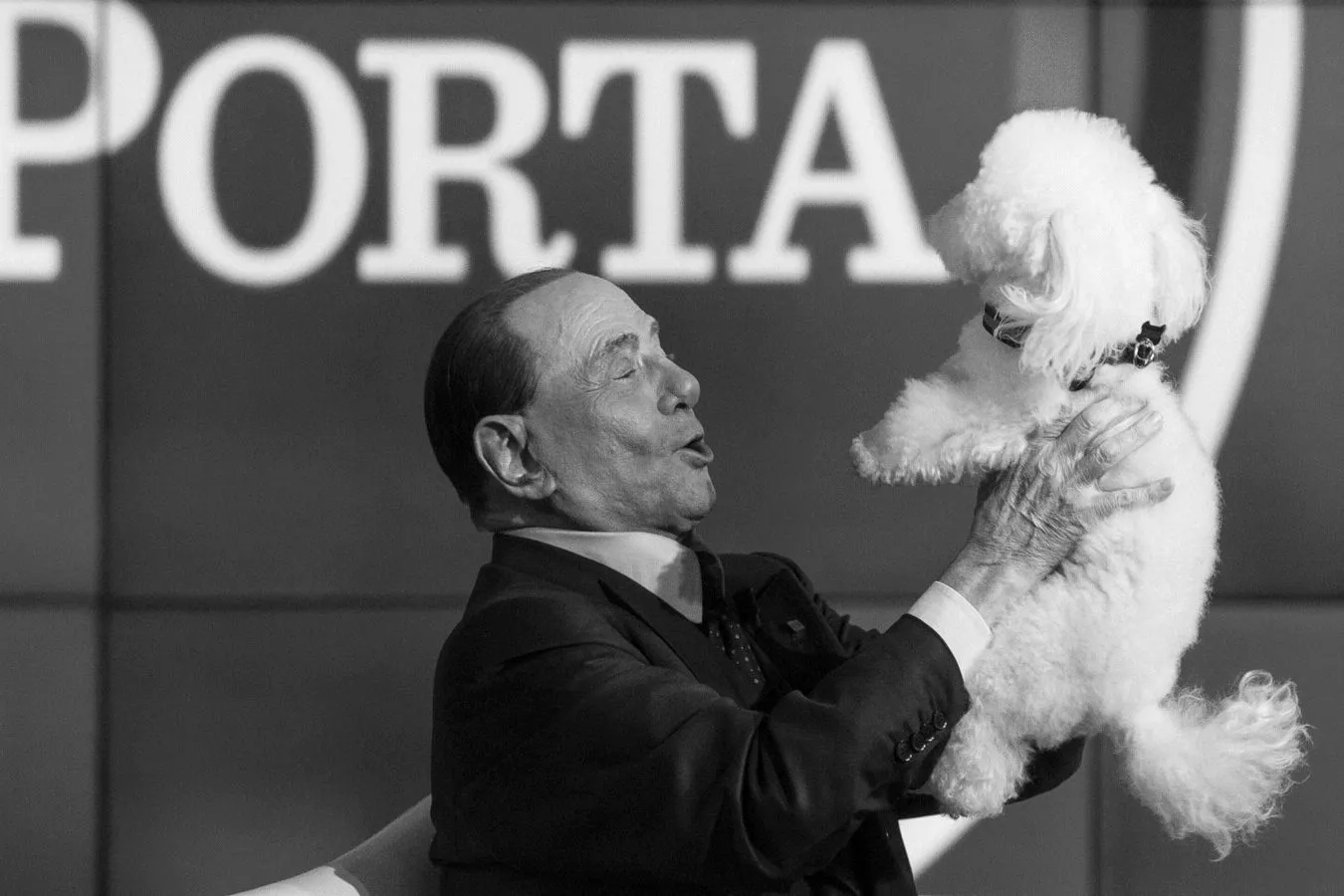 "Zmarł mężczyzna o tysiącu żyć, który kochał bardzo młode kobiety”. Świat żegna Berlusconiego